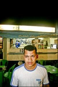 <B>FIM DOS BOLOTAS</B>- Adeny Viana, 22, proprietário de carrinho de lanche na Avenida Integração. A partir de hoje, boloteiros estão banidos das ruas de Franca.