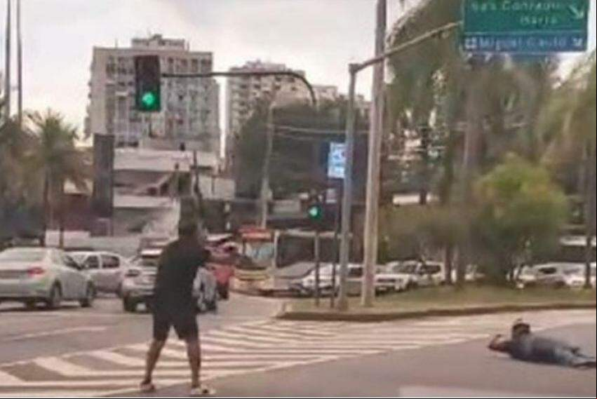 Policial aposentado estava em um Porsche GT quando dois homens em duas motocicletas tentaram assaltá-lo