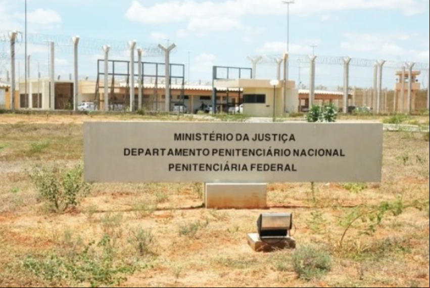 O Governo do Rio Grande do Norte confirmou que foi acionado para dar apoio ao presídio por terra, mas não detalhou as ações