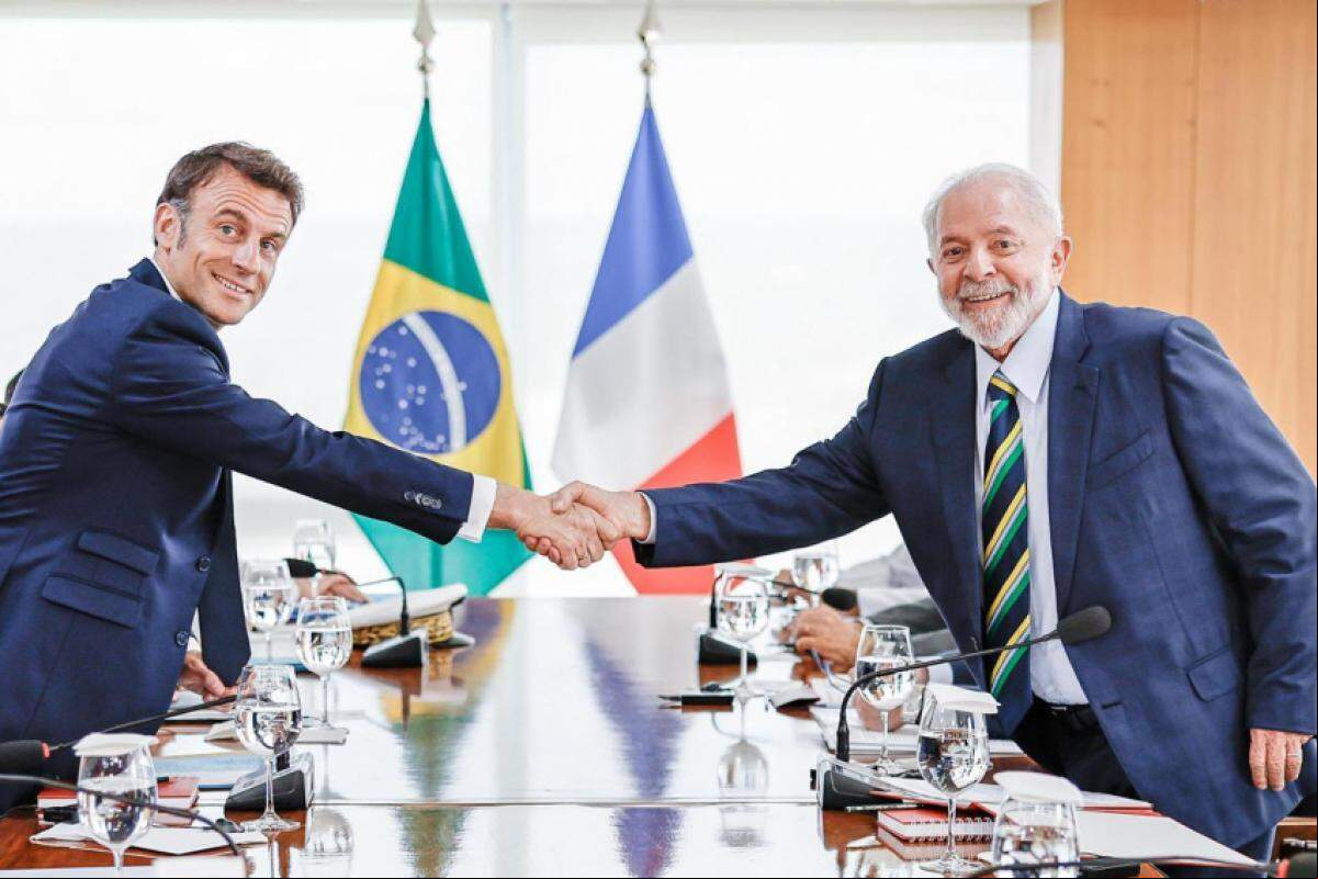 Macron foi recebido com honras de chefe de Estado, caminhou pela Praça dos Três Poderes e subiu à rampa da sede do governo federal.