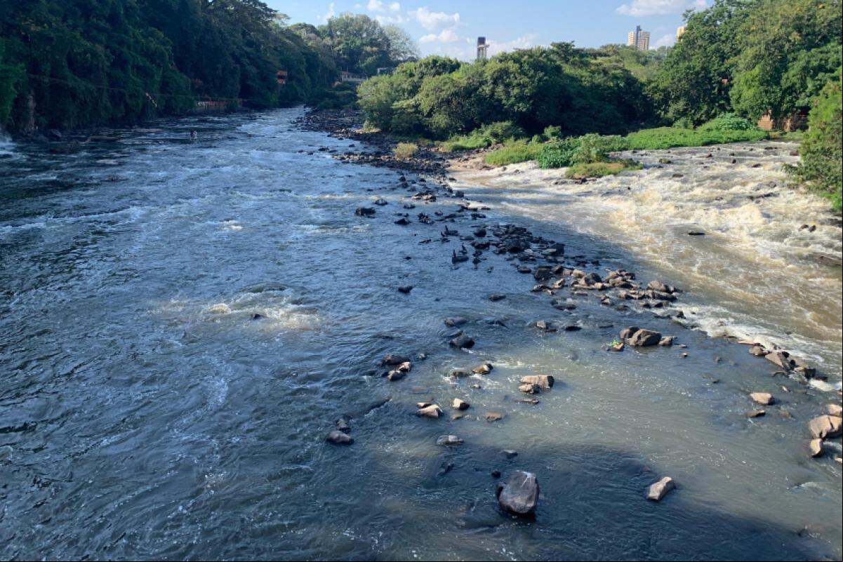Nível baixo do rio deixa pedras em evidência