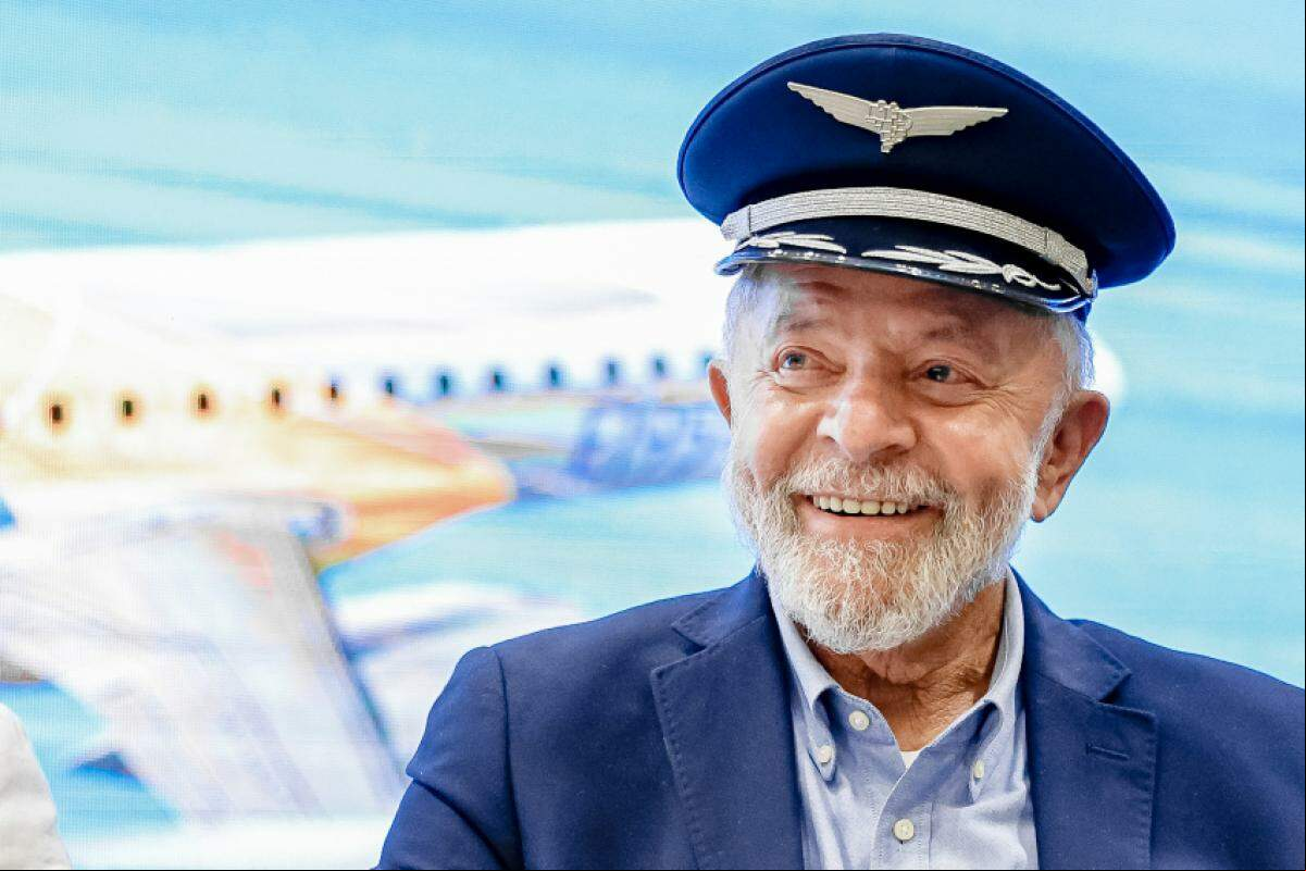Lula durante cerimônia na Embraer