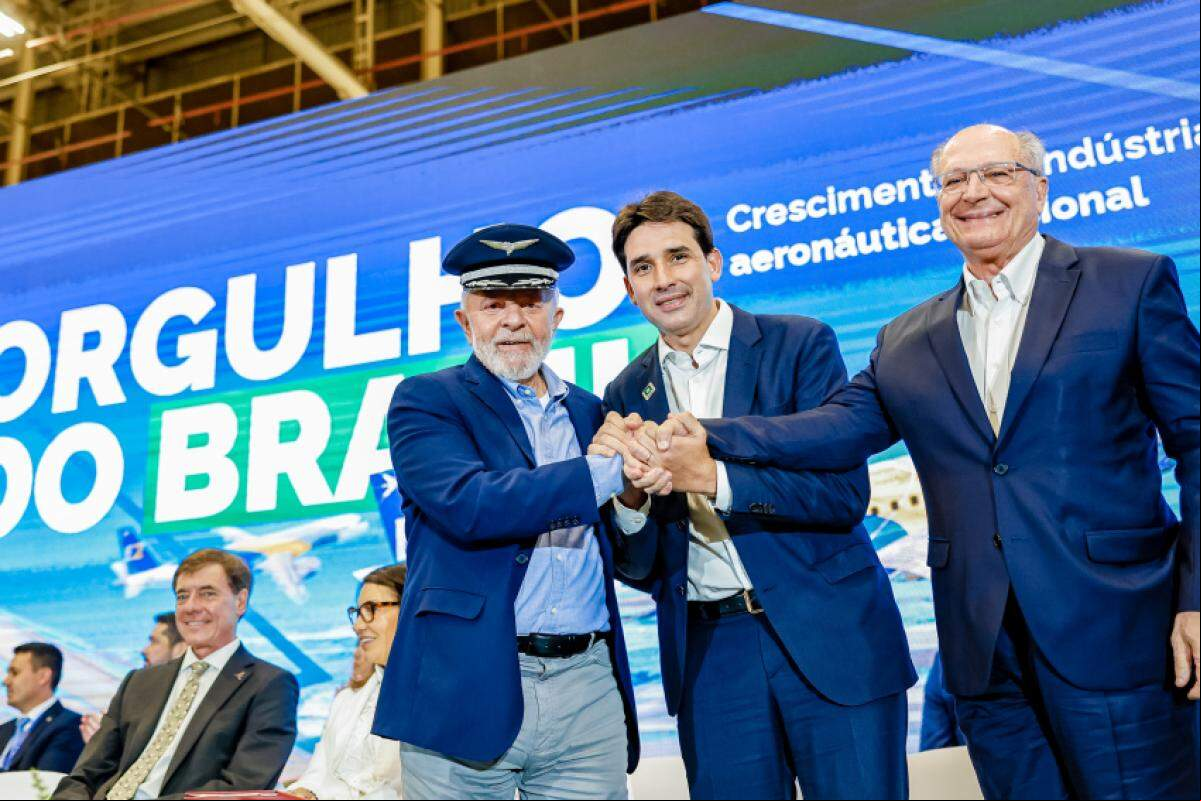 Lula ao lado de Alckmin em cerimônia na Embraer