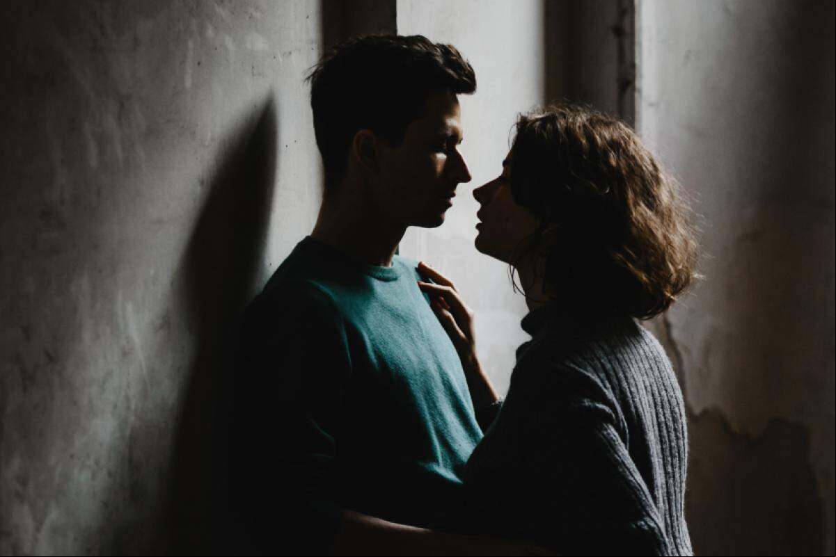 O cuckold nada mais é do que um homem que tem desejo em ver ou saber que sua parceira, a hotwife, tem relações sexuais com outro