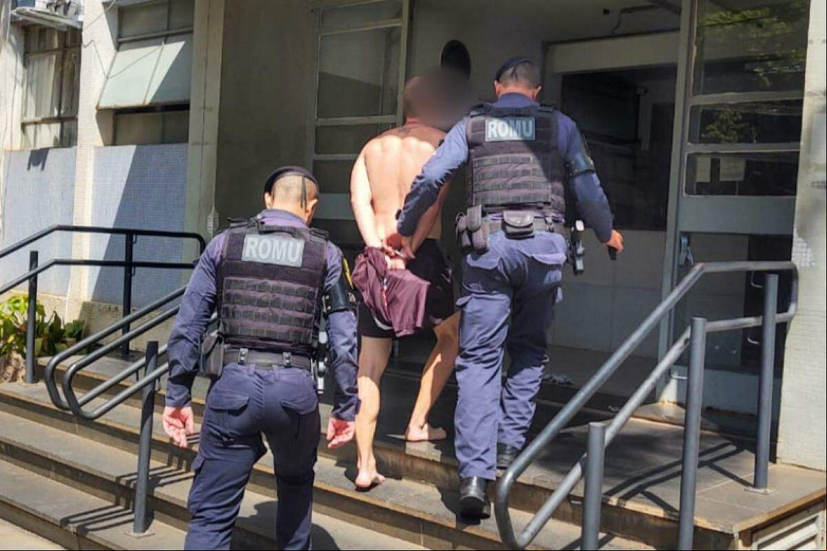 O homem foi conduzido pelo Guardas Civis ao Plantão Policial.