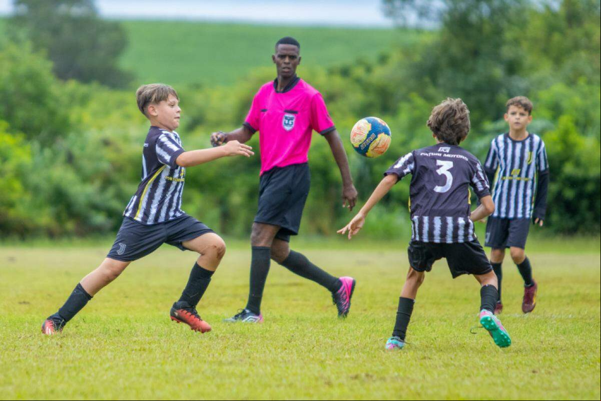 Lance do jogo de estreia entre Juventus x FAC, pelo sub-11