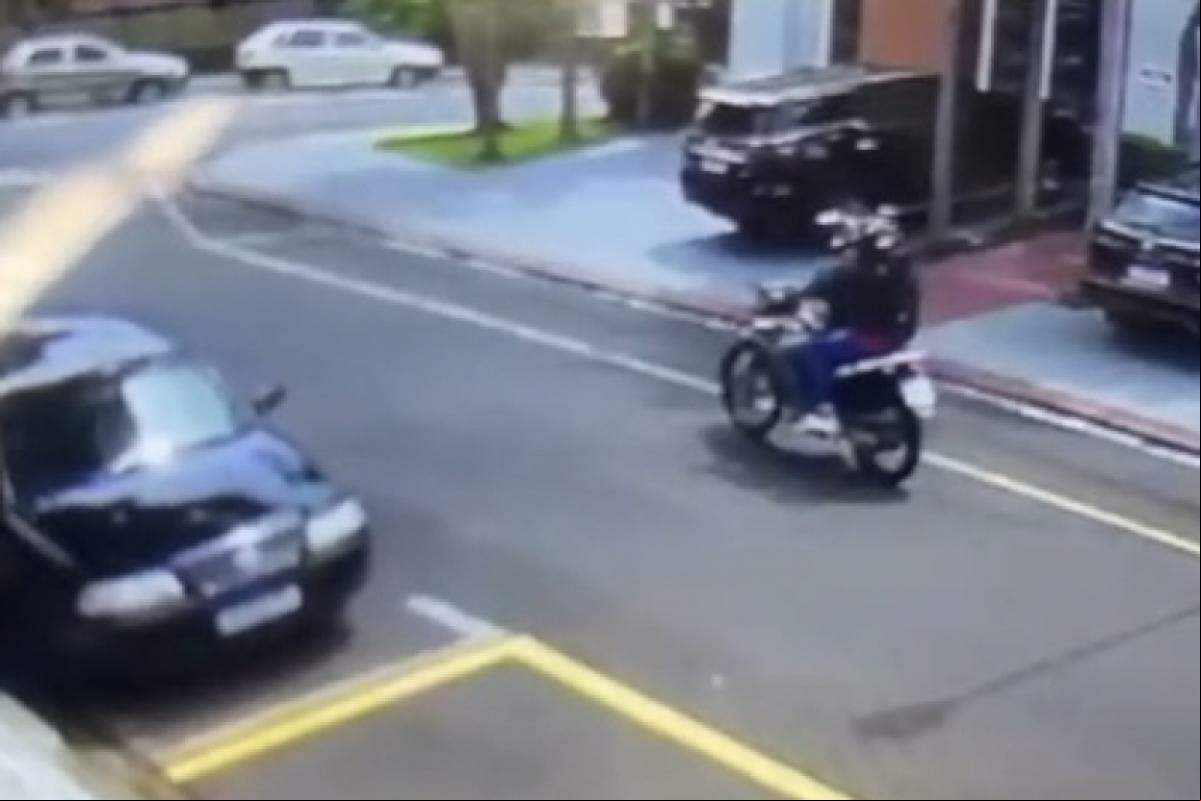 Caso foi flagrado por câmeras de segurança; suspeitos pediram resgate para as vítimas