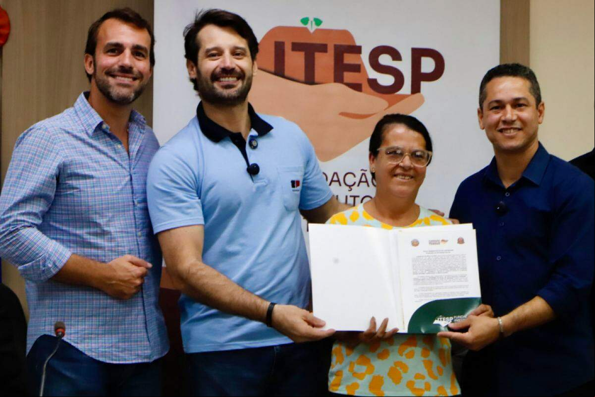 Os títulos contemplam 59 unidades de interesse social, 43 de interesse específico e 10 matrículas de imóveis públicos municipais