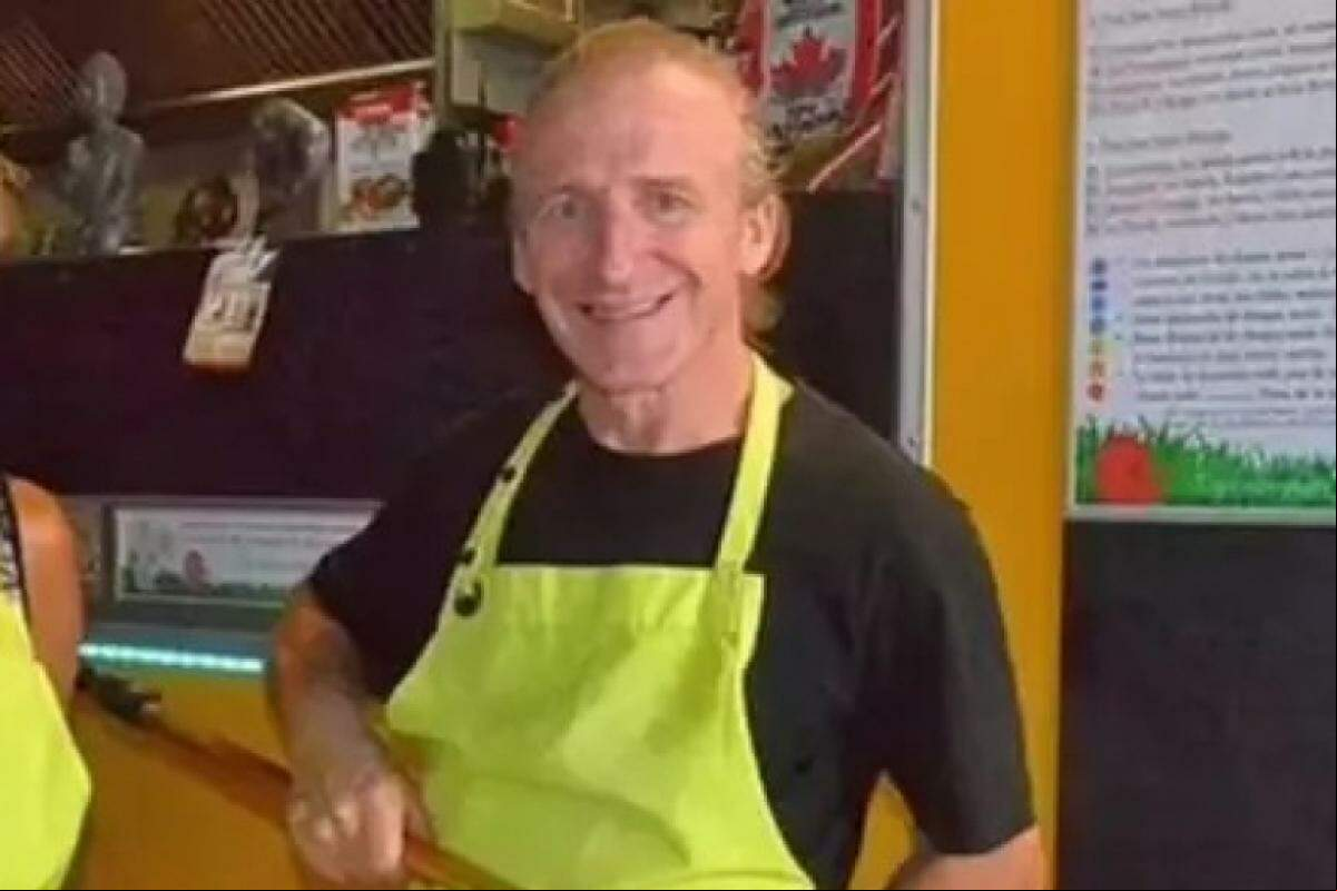 O chef esquartejou o corpo e cozinhou partes em uma a de legumes