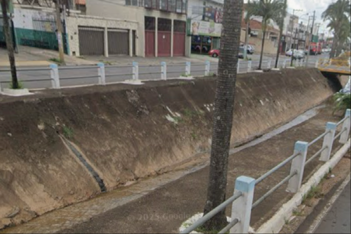 Córrego na avenida Dr. Hélio Palermo, onde o homem jogou os cones de sinalização 