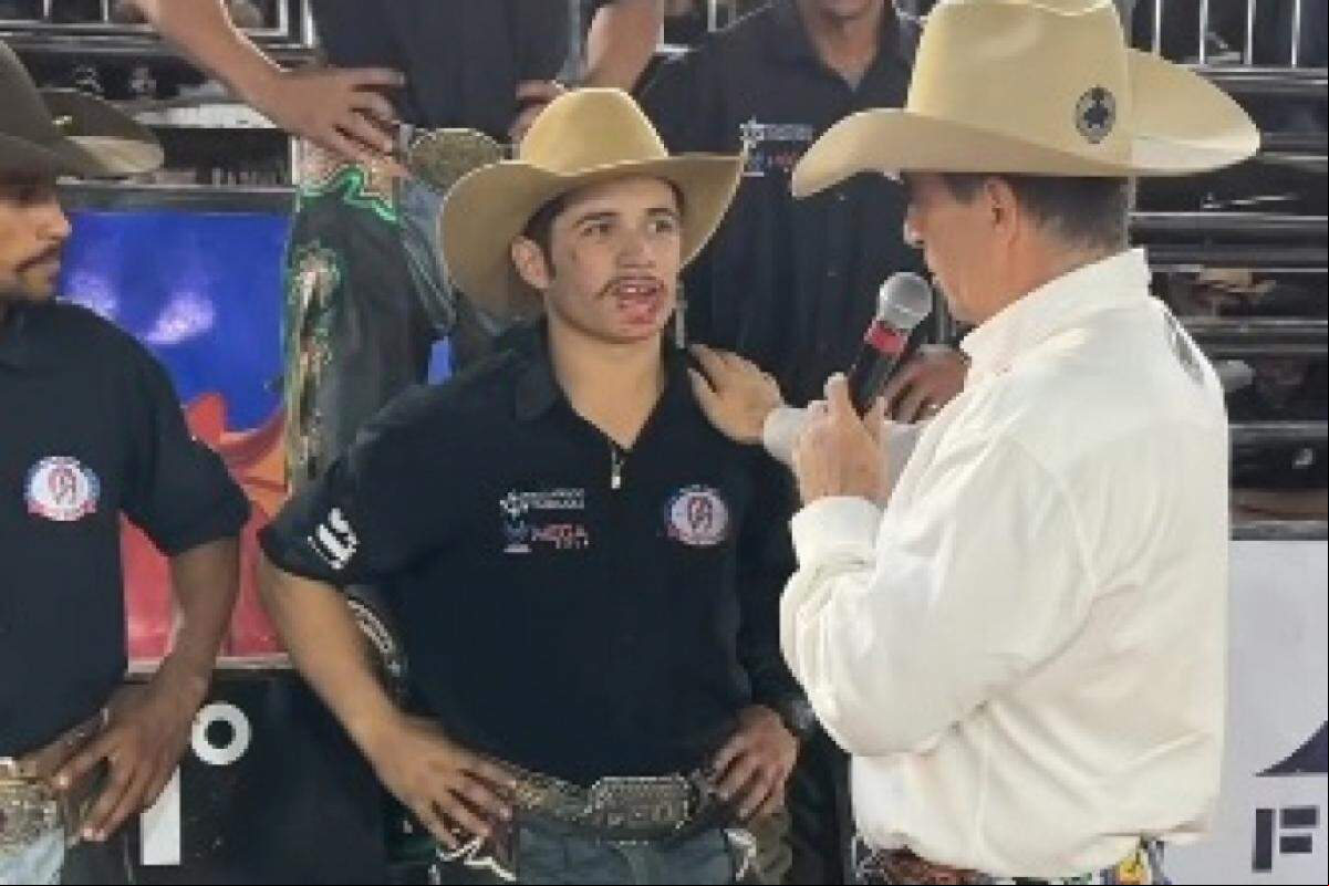 Matheus Expedito de Campos é entrevistado durante rodeio