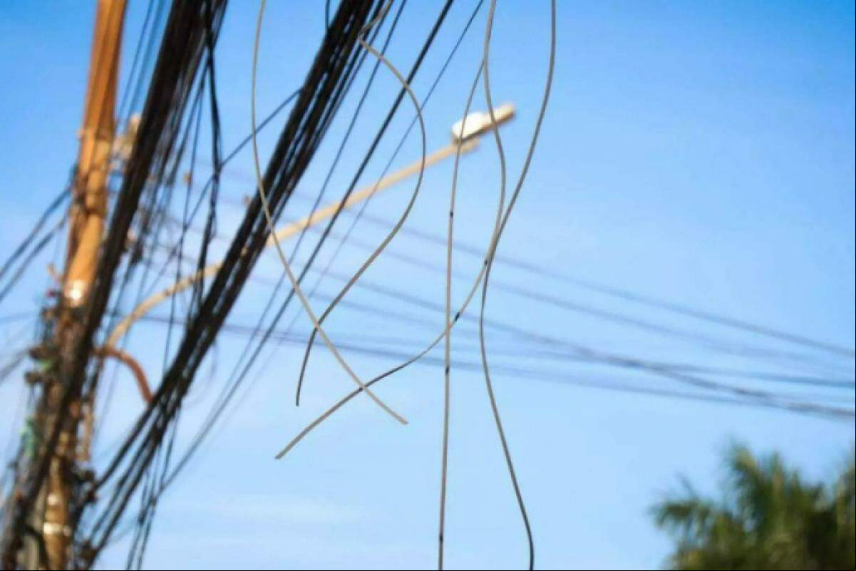 Projeto aprovado na Câmara prevê punições para operadoras que mantiverem fios desativados ou desorganizados nos postes da cidade