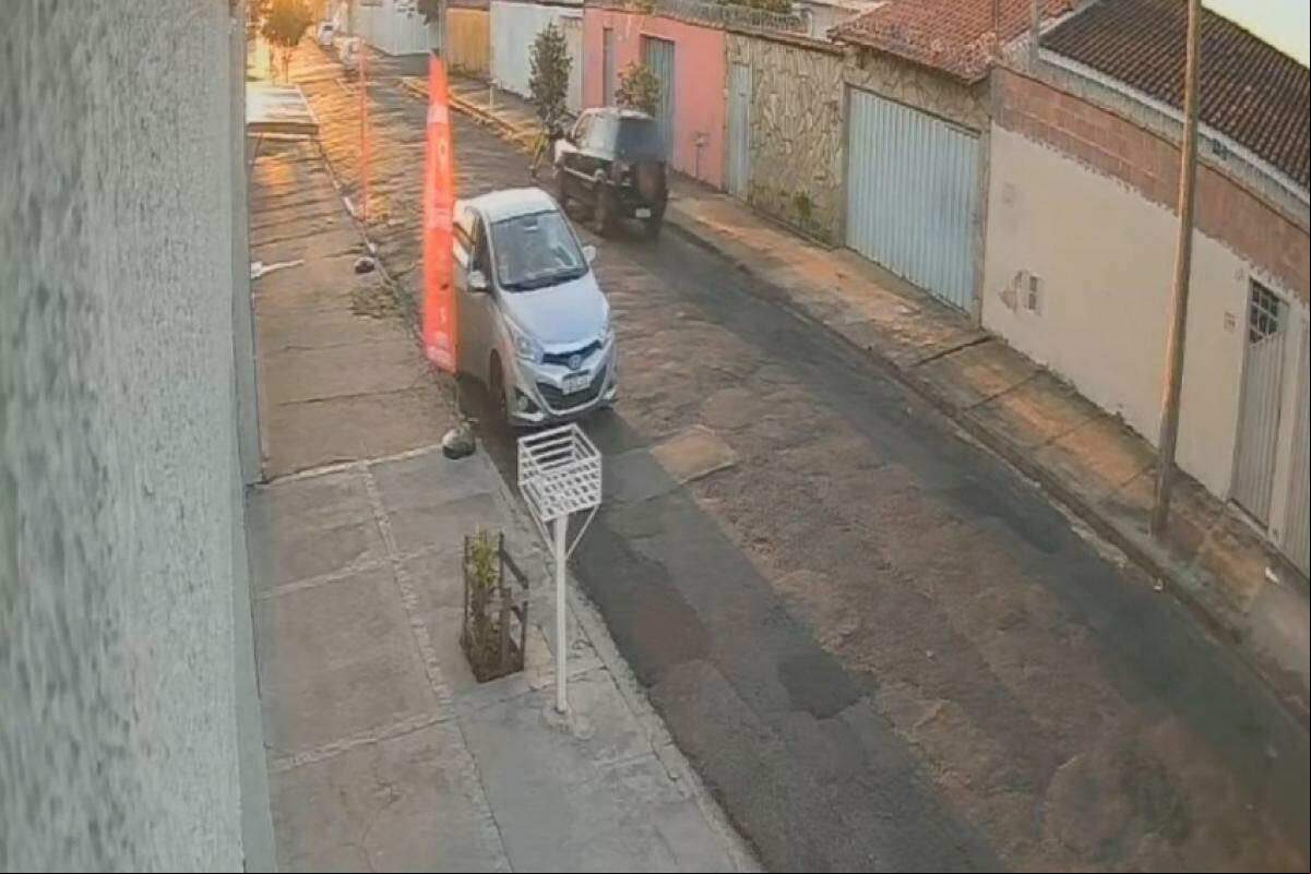 Momento em que a EcoSport bate na moto estacionada no Jardim Redentor. 