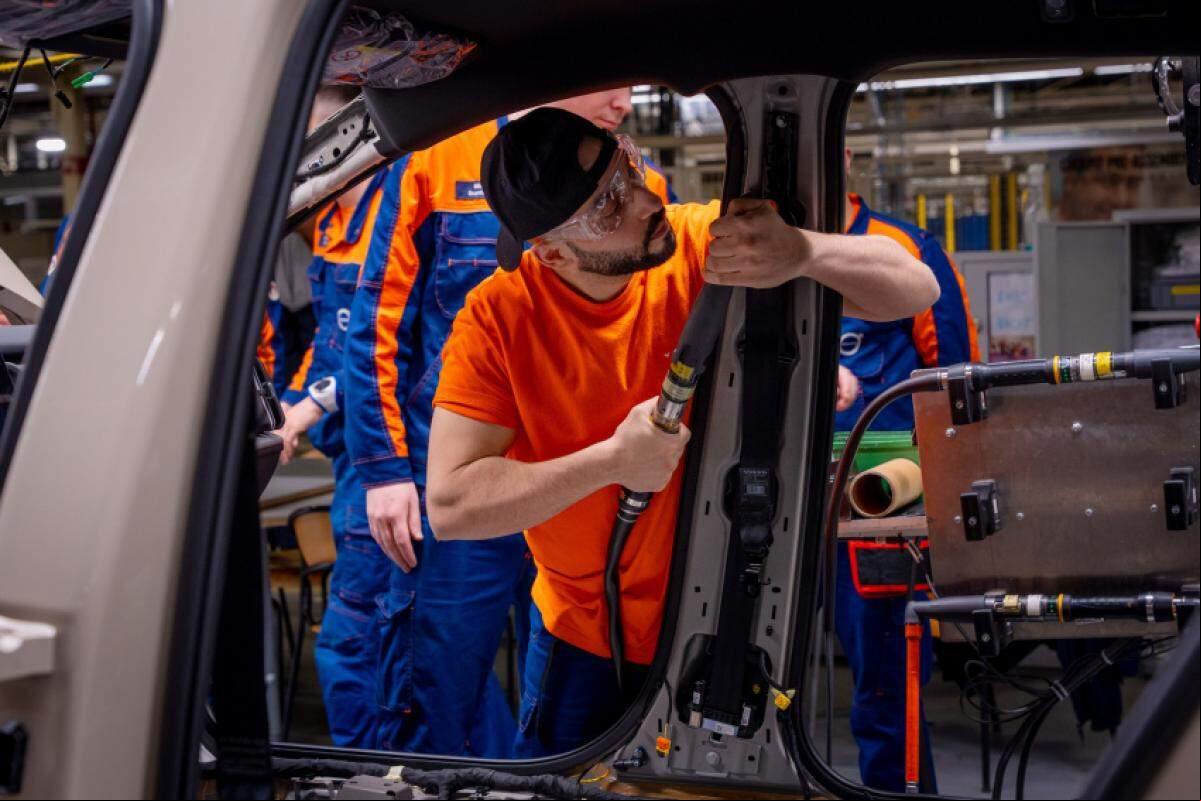 A Volvo, controlada pela chinesa Geely, conta atualmente com cerca de 42,6 mil funcionários em tempo integral.