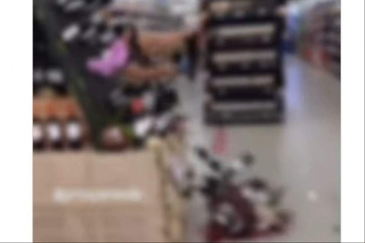 Vídeo mostra mulher jogando garrafas de vinho no chão do mercado