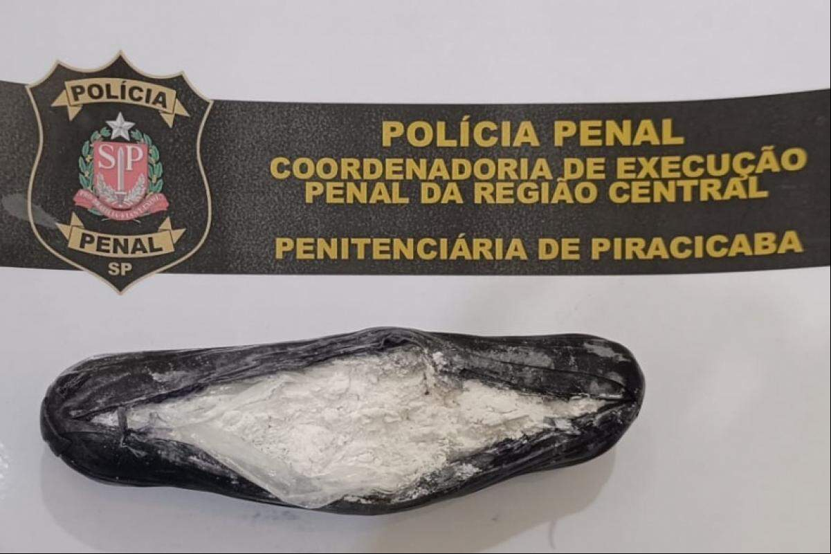 As drogas foram apreendidas e a mulher conduzida à delegacia.