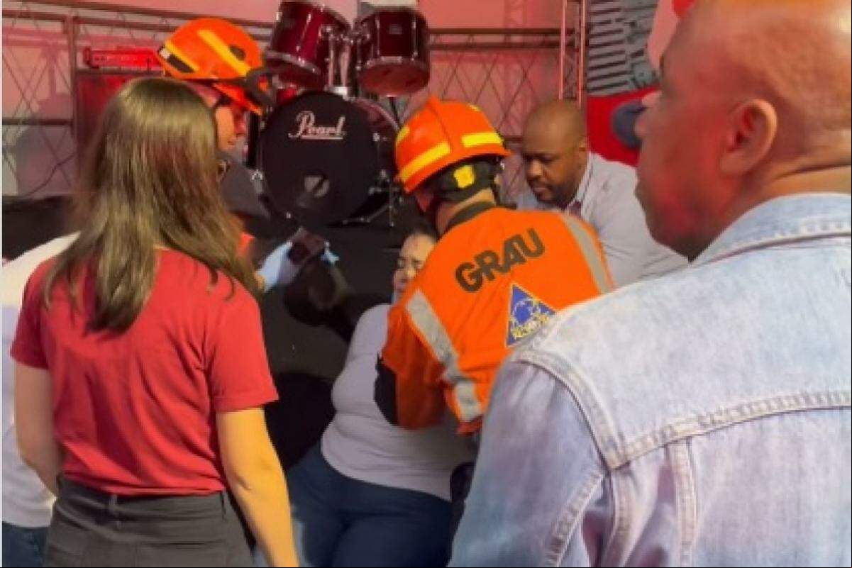 Atendimento à cantora que caiu do palco
