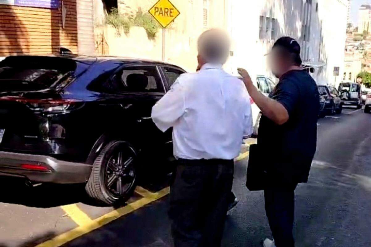 O médico saiu pela porta do Plantão Policial ao término da audiência de custódia.