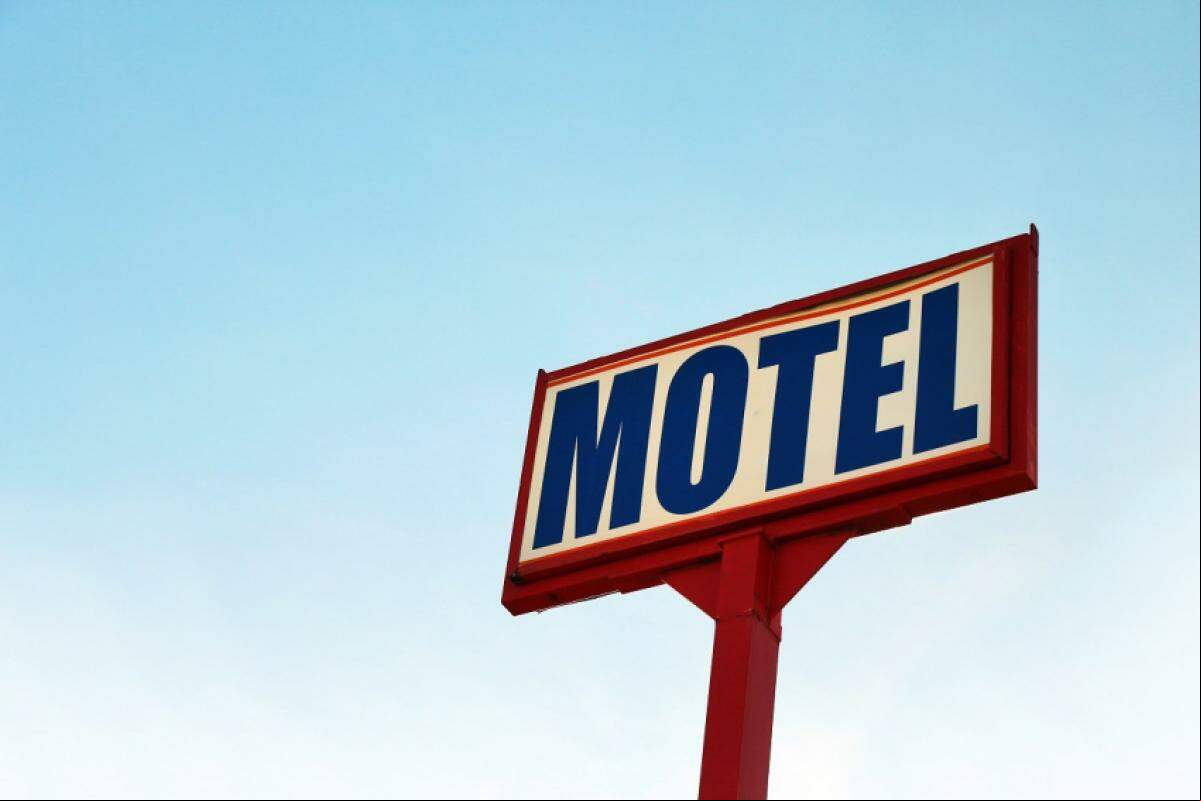 Ela foi tomar banho no motel com amiga e pegou marido com outra