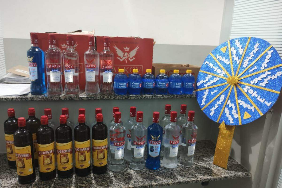 Bebidas e a 'Roleta do Sexo' apreendida no local pela GCM de Limeira