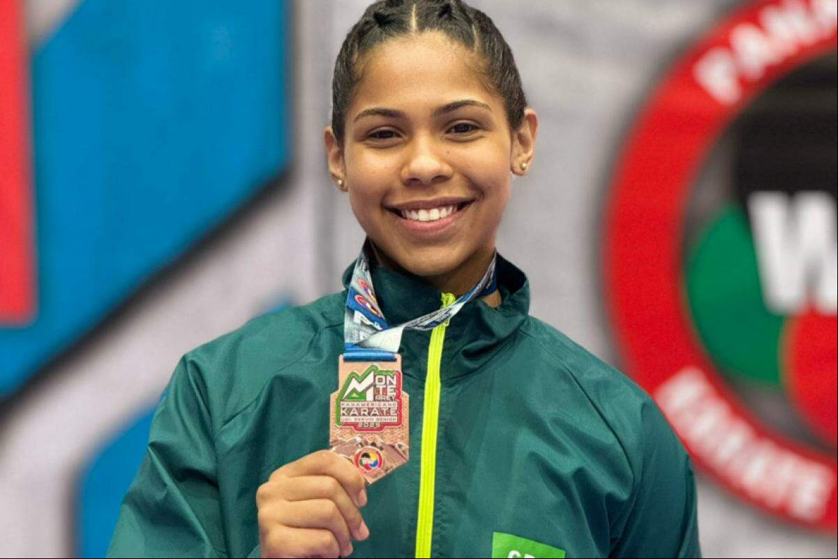 Bárbara com a medalha do Pan do México