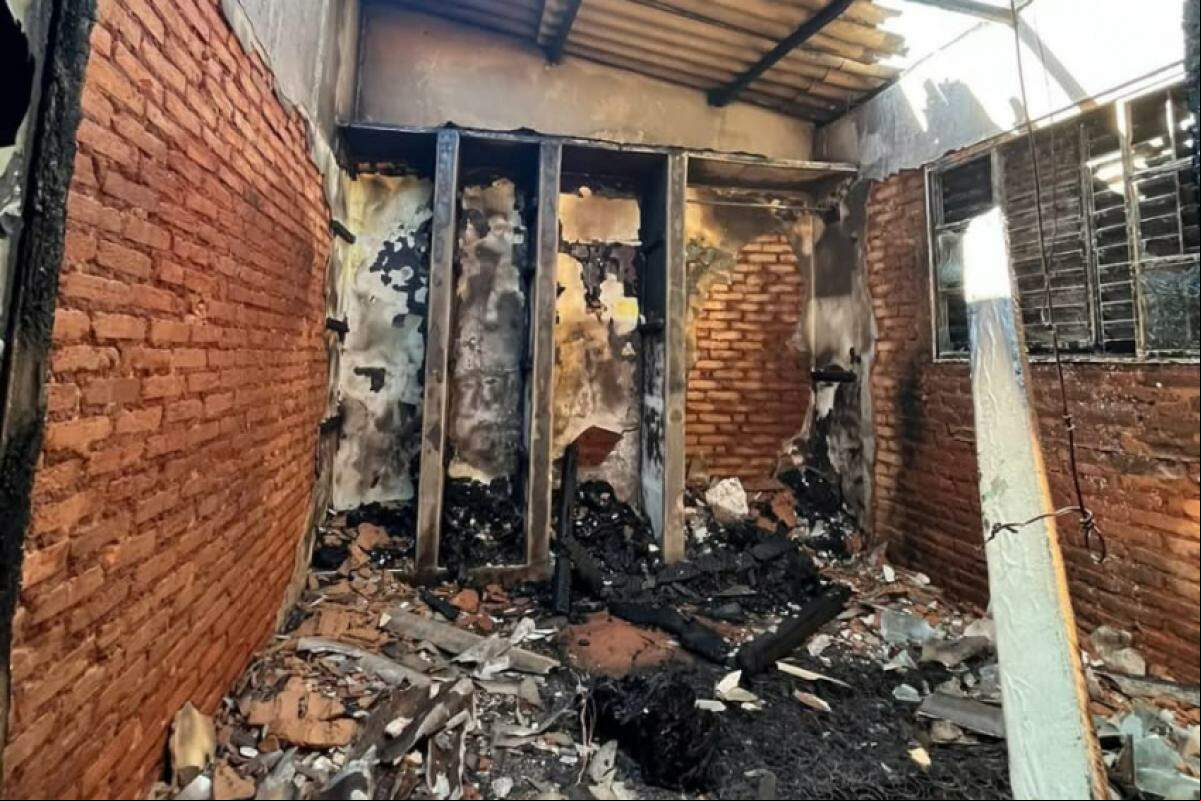 Casa após incêndio ocorrido no domingo, 25