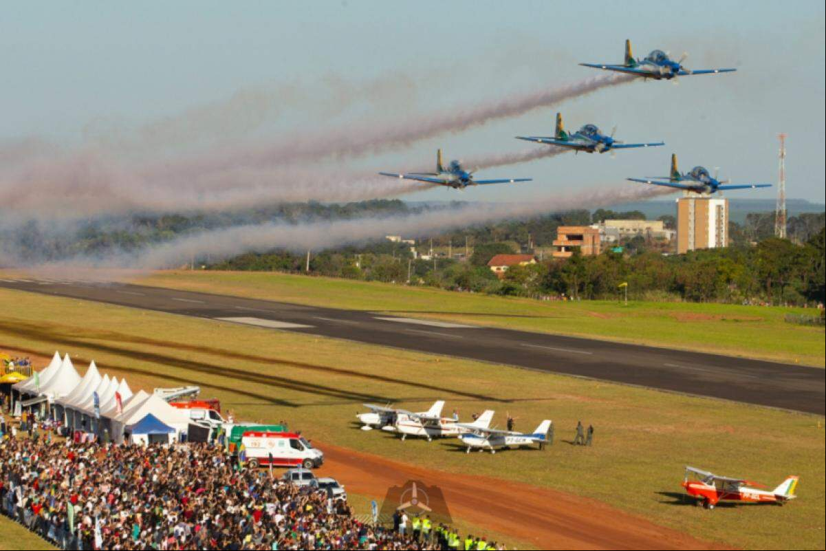 Apresentação da Esquadrilha da Fumaça em edição anterior