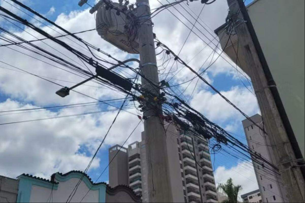 FL Paulista, empresa que toma conta da energia e serviços na região, pode receber uma multa de R$1000 para cada ocorrência de fios vistos pela fiscalização.