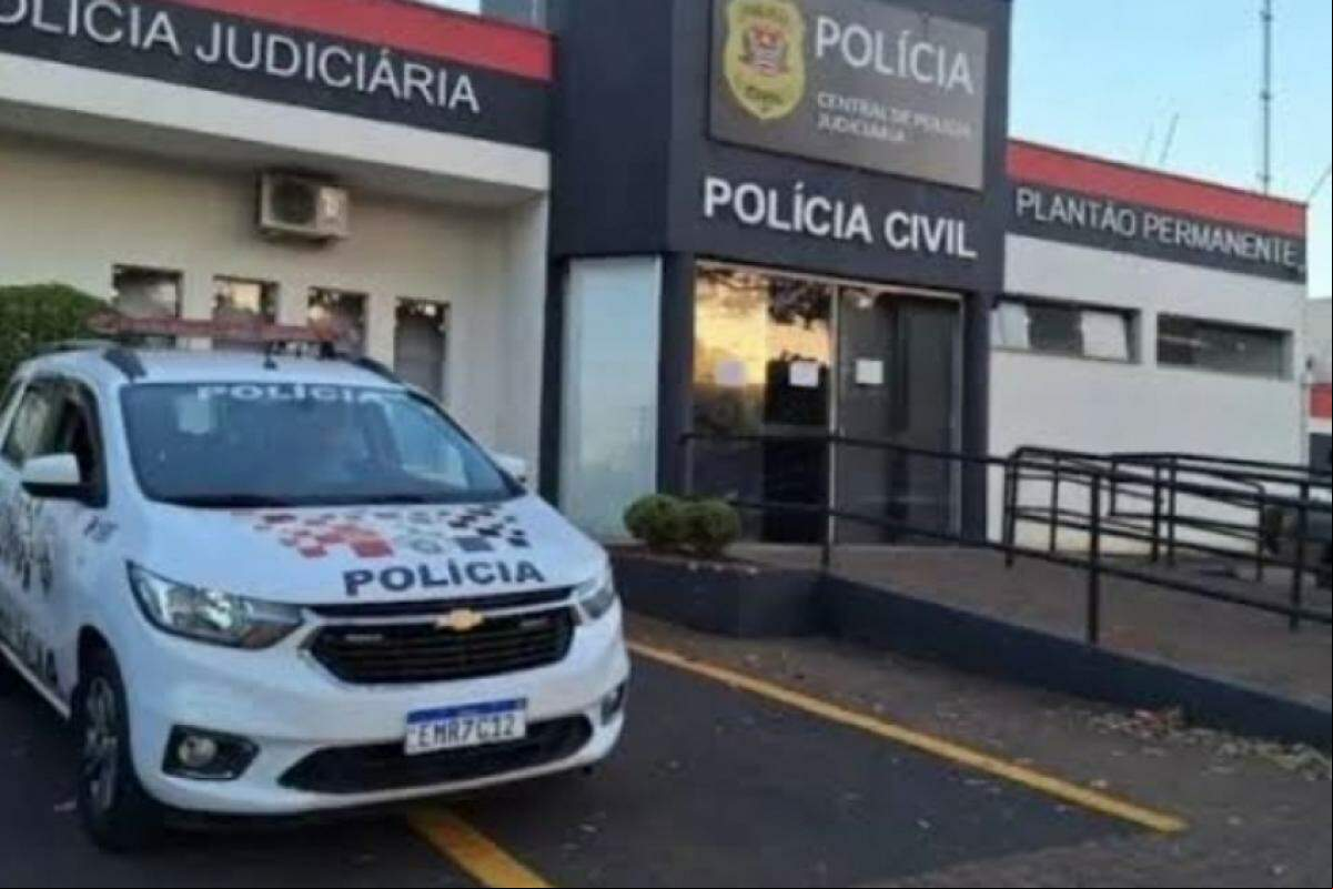 Mulher de 74 anos foi roubada e estuprada durante invasão a residência em Mogi Guaçu; suspeitos estão foragidos e caso é investigado pela Polícia Civil.