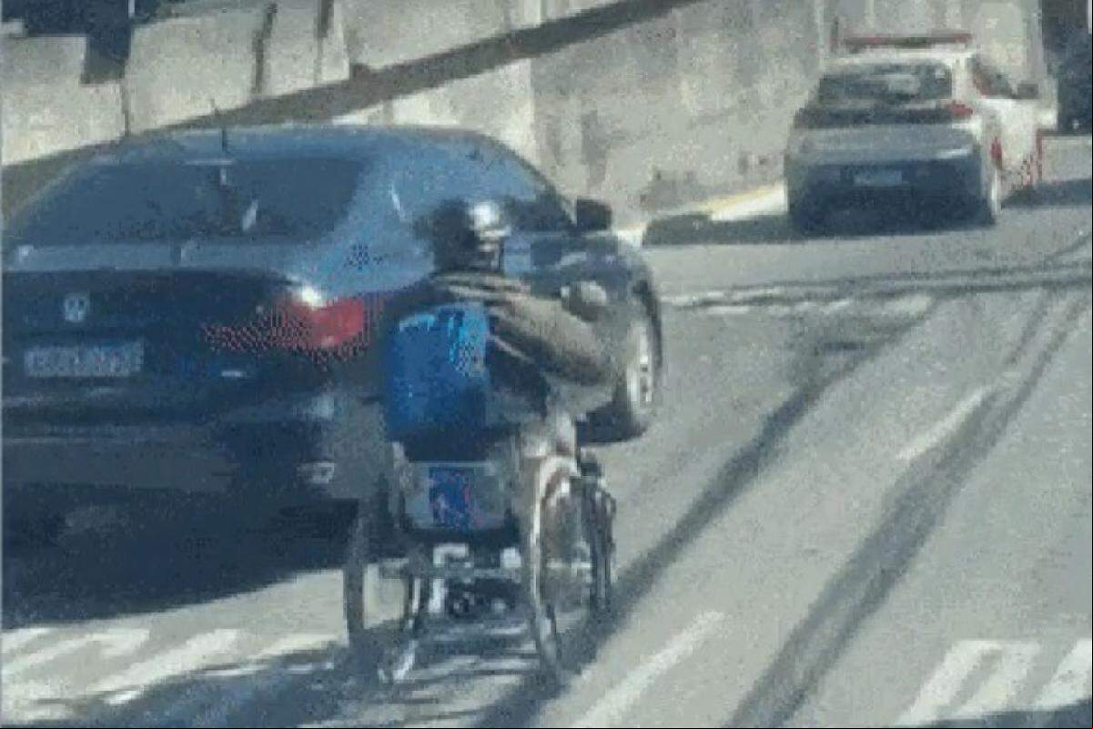 Cadeirante circula no meio do trânsito em via movimentada