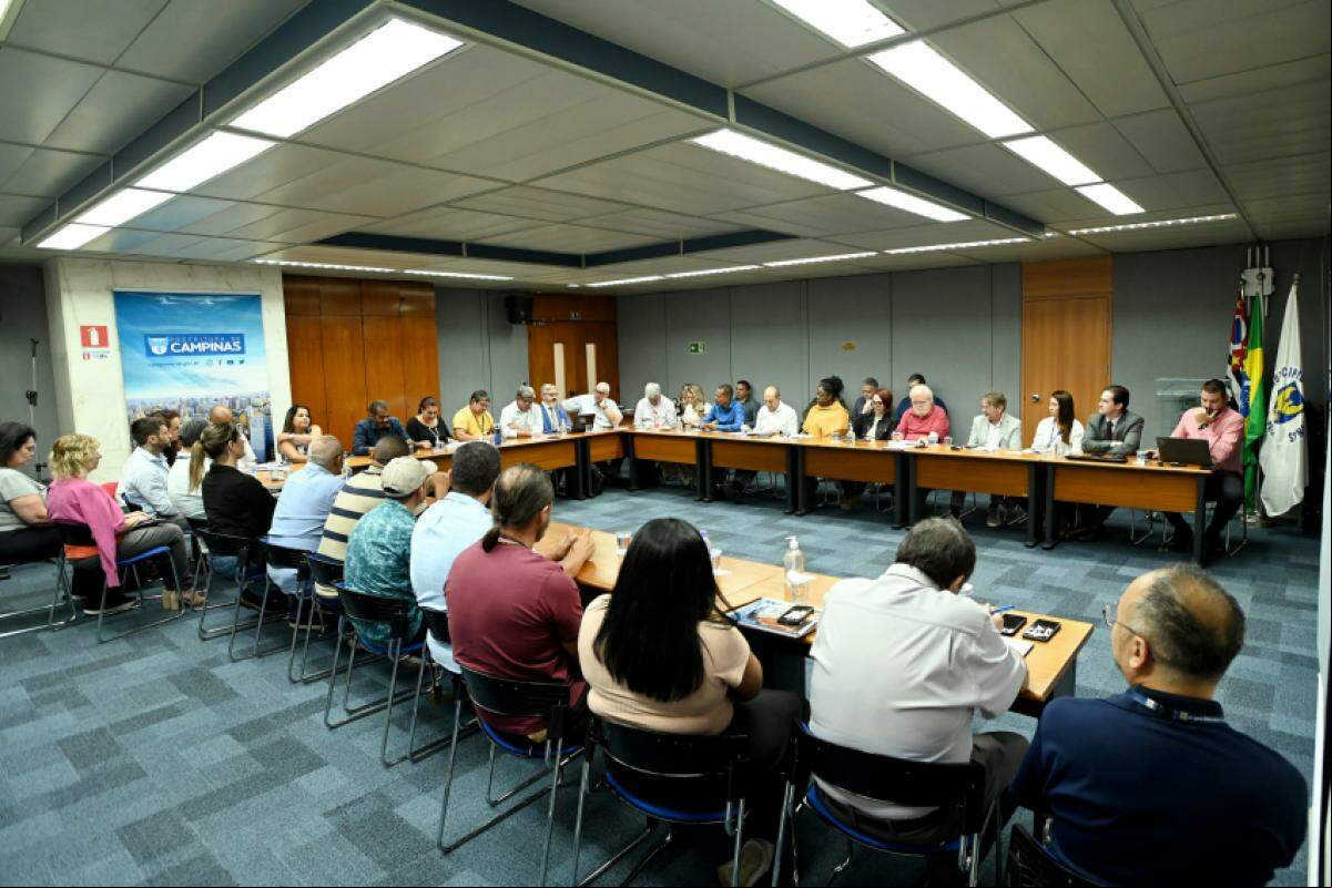 Prefeitura propõe 5,53% de reajuste, mas servidores pedem 17,62% e destacam cenário de valorização para altos cargos.