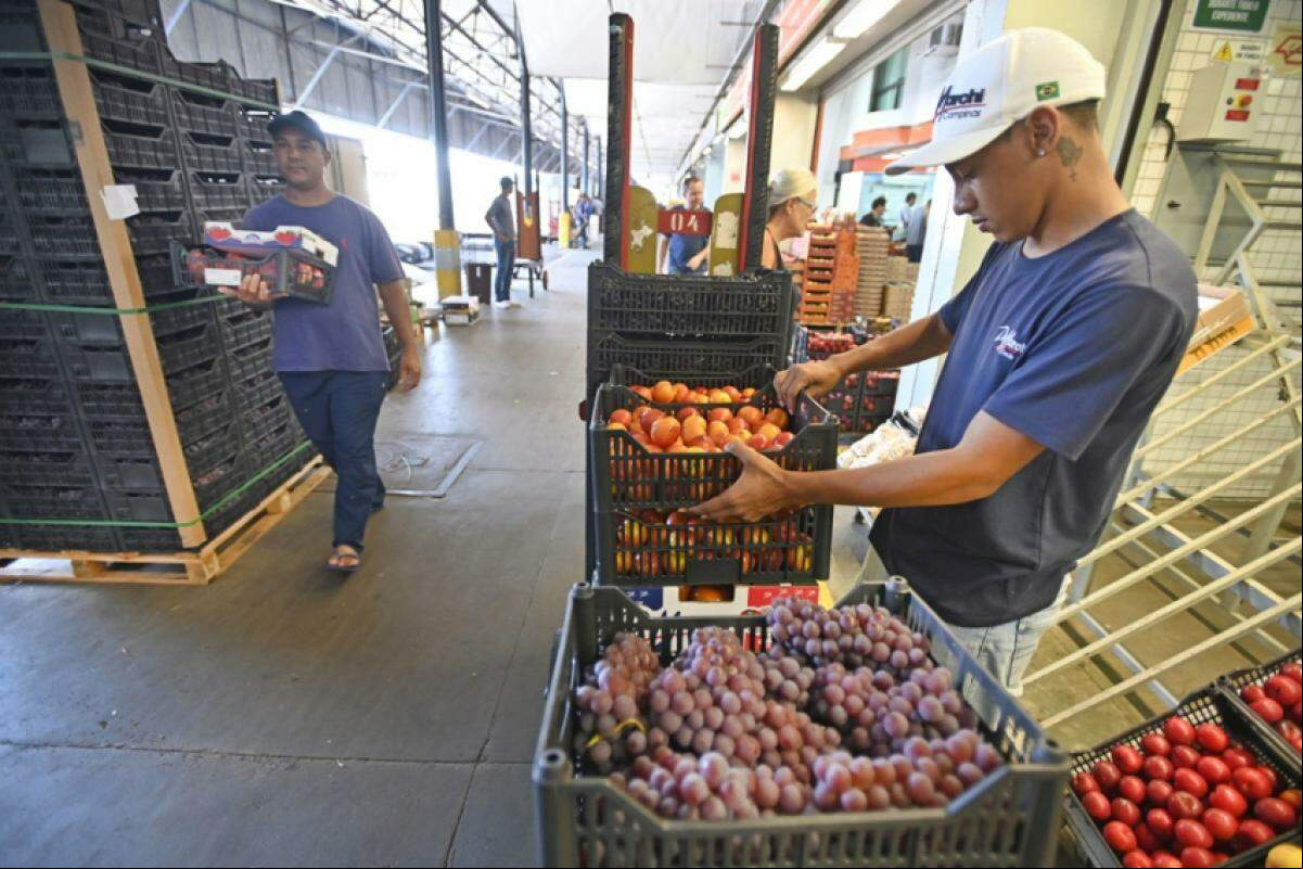 Produtos tropicais e hortaliças tiveram redução de até 38%, enquanto cebola e cenoura subiram