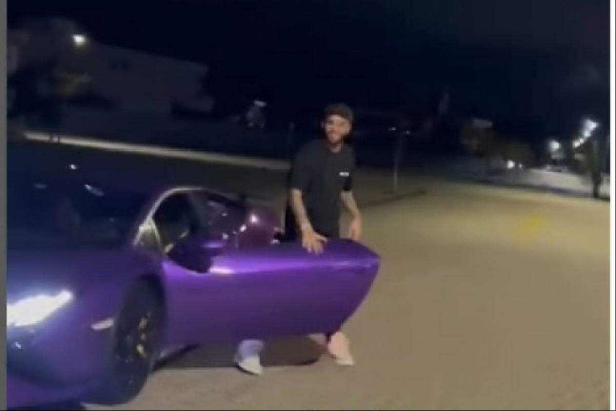 Yuri Alberto sai de sua Lamborghini roxa para ajudar o jovem caído