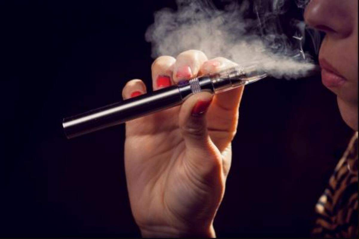 Disfarçados por uma imensa variedade de essências com sabores e aromas, os cigarros eletrônicos estão em alta