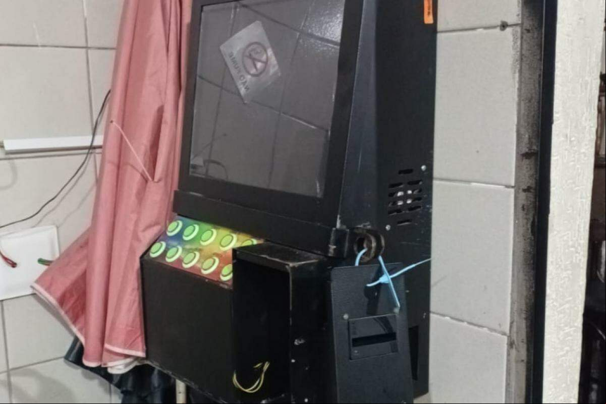 As máquinas foram lacradas pela Polícia Civil
