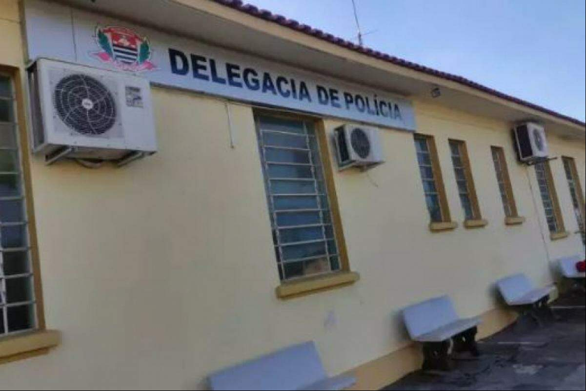 As investigações prosseguem visando esclarecer as circunstâncias do crime, motivação e eventual envolvimento de outras pessoas