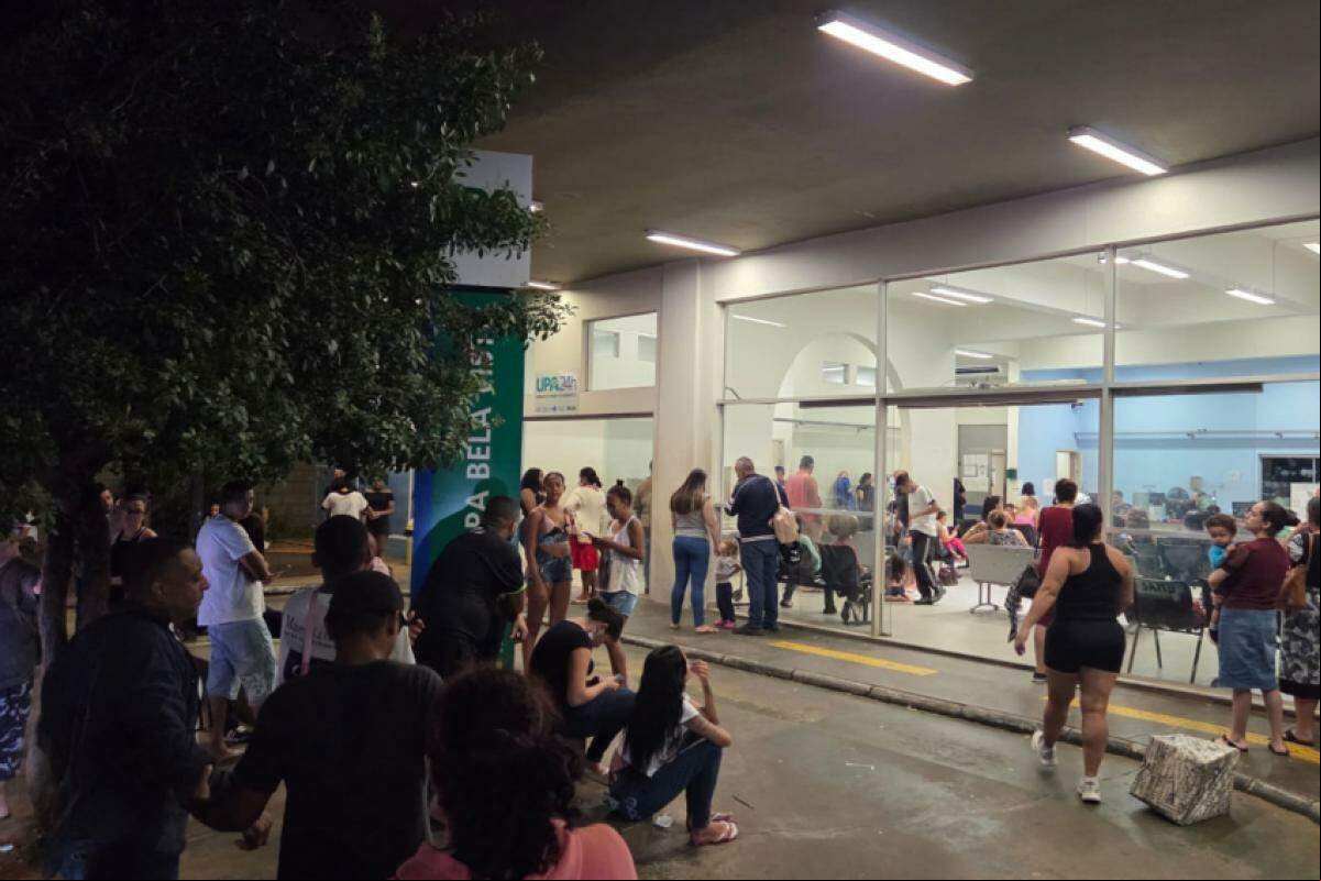 Fila de espera de pacientes na UPA se estendeu até o lado de fora da unidade na terça-feira (20)