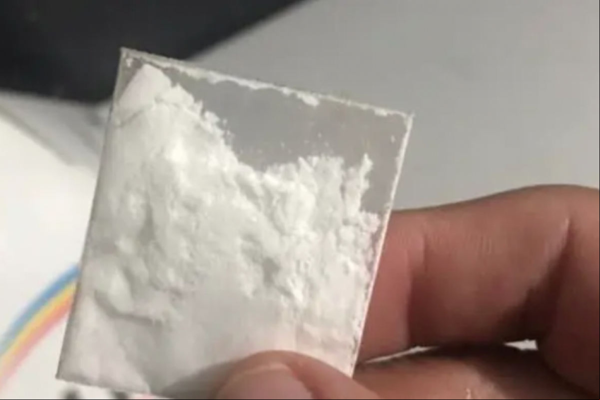 O suspeito, ao se dar conta de que seria revistado, entrou em pânico e engoliu os invólucros de droga.