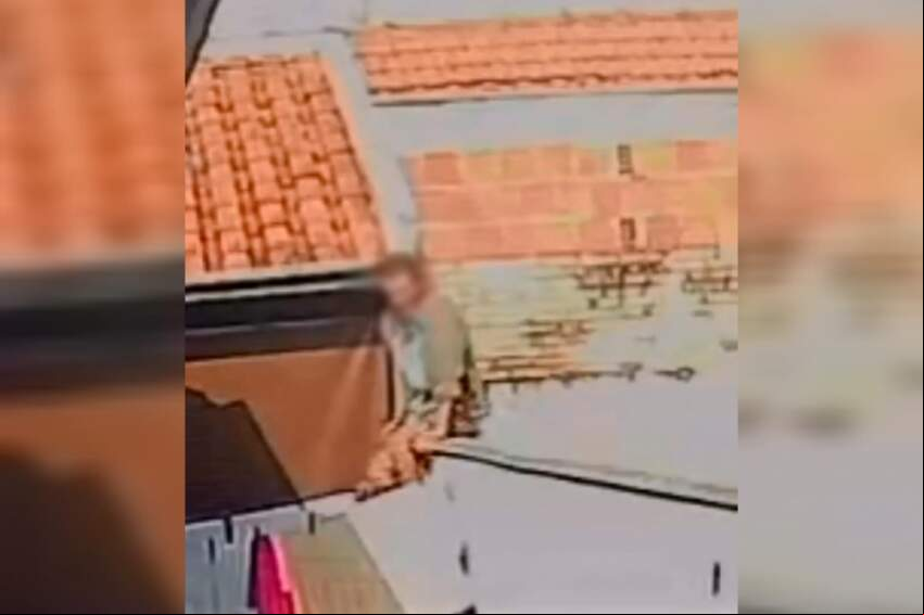 Momento em que o ladrão pula o muro entre uma casa e outra