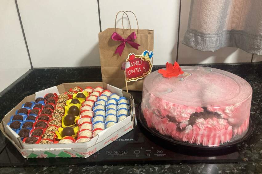 Doces comprados para comemorar o aniversário da criança mais velha