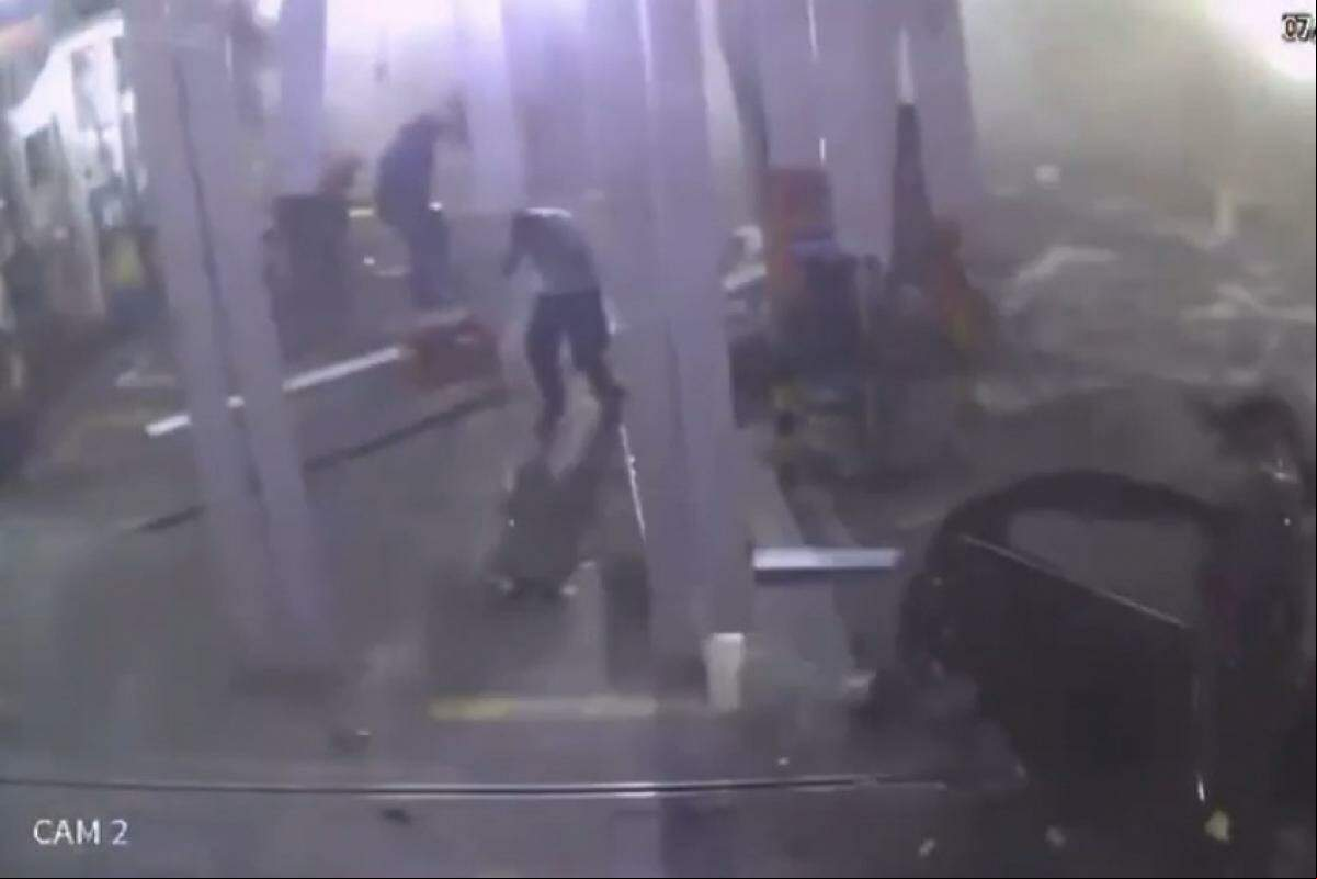 O episódio ocorreu por volta de 0h40 do último sábado (07). A explosão causou danos ao posto e a construções próximas
