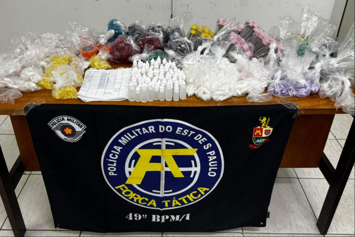 As drogas foram abandonadas pelos traficantes, que conseguiram fugir
