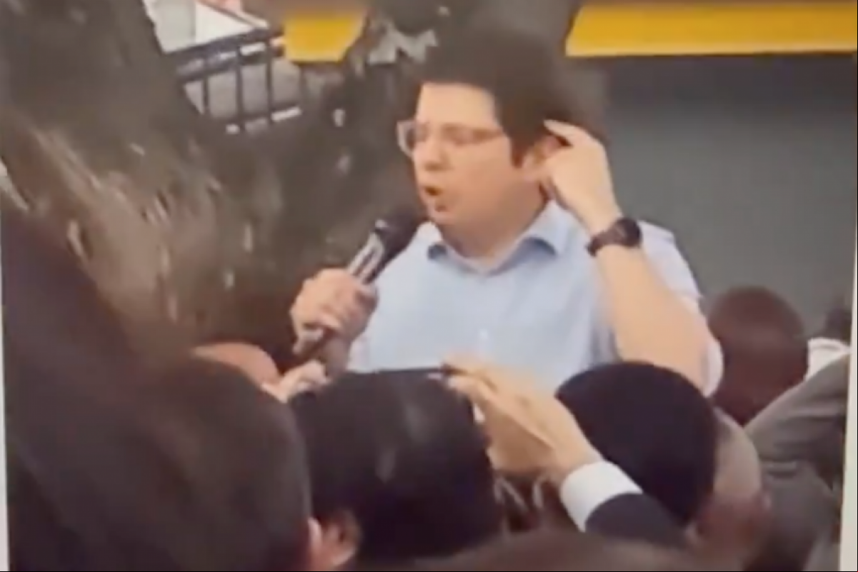 O ataque, captado em vídeo, foi cometido durante um evento público e causou pânico entre os presentes.
