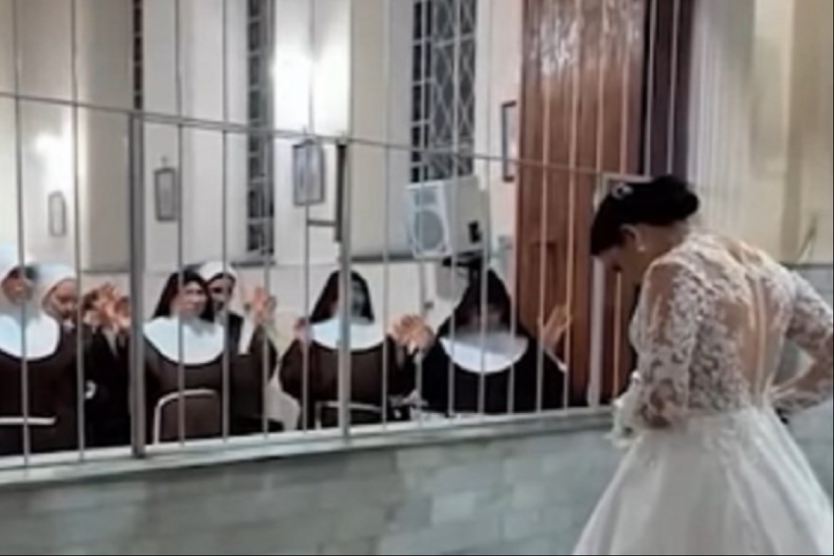 O encontro comoveu as irmãs e viralizou nas redes sociais após o vídeo ser compartilhado.