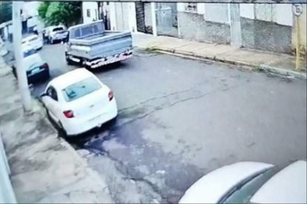 Cabo da PM parou sua caminhonete no meio da rua após pedido de ajuda para socorrer bebê de apenas um mês