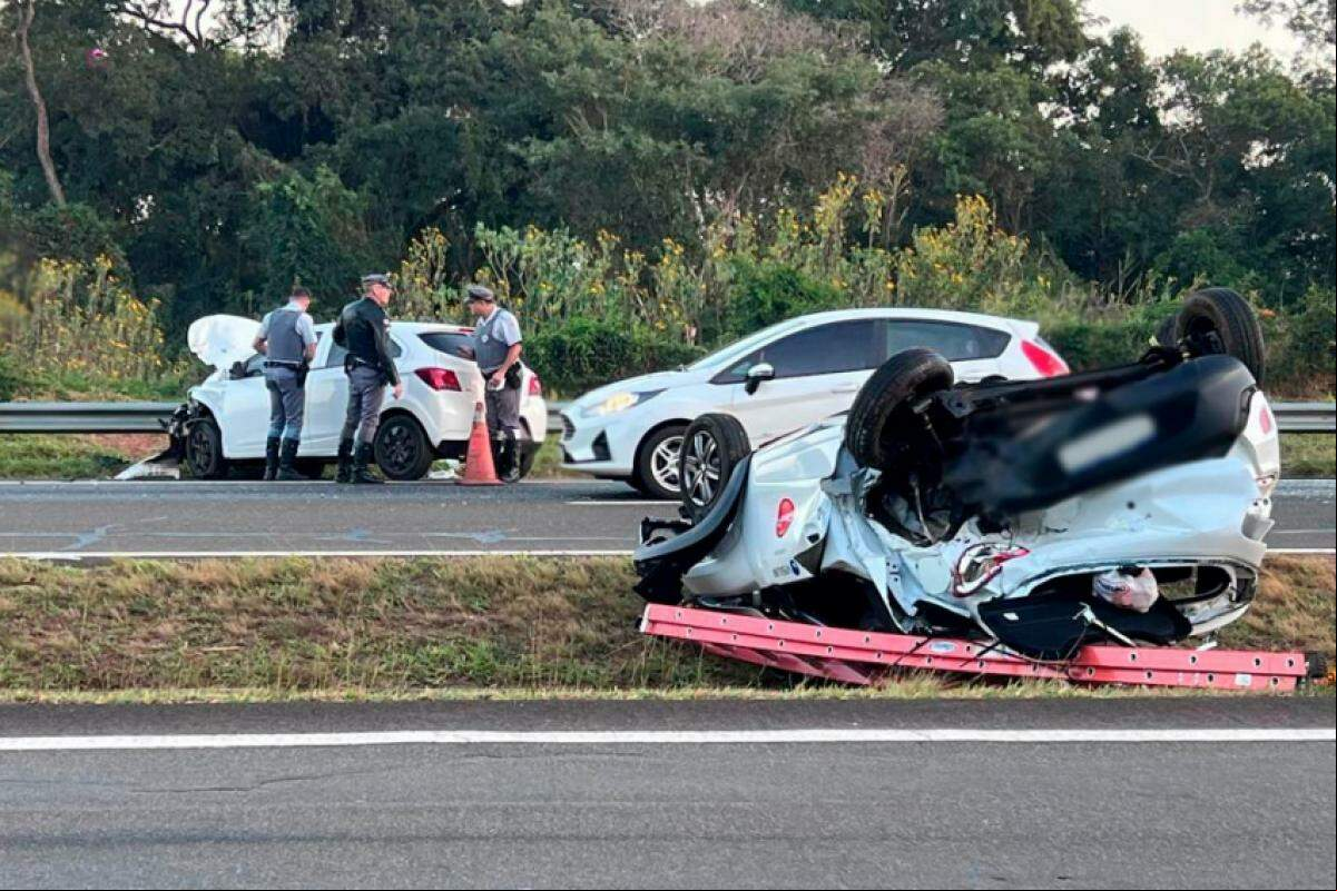 O Kwid que capotou e ao fundo o Ônix que foi o primeiro a bater naquela trecho da SP-225